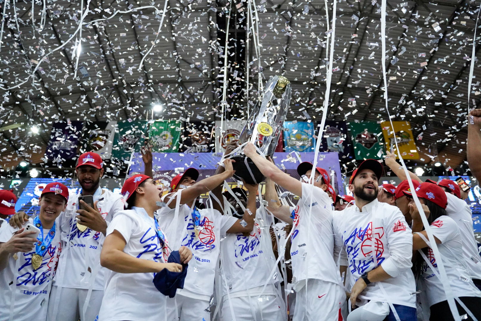 Titanes celebra el tetracampeonato. 