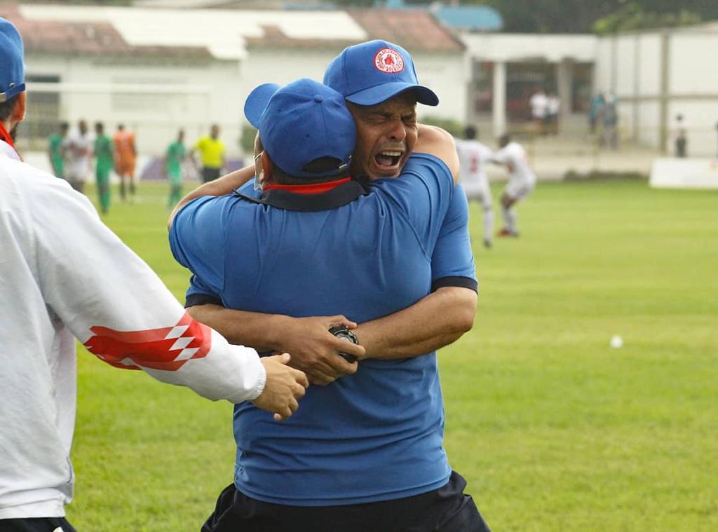 Williams Fiorillo festeja con Víctor Pacheco, tras la clasificación. 