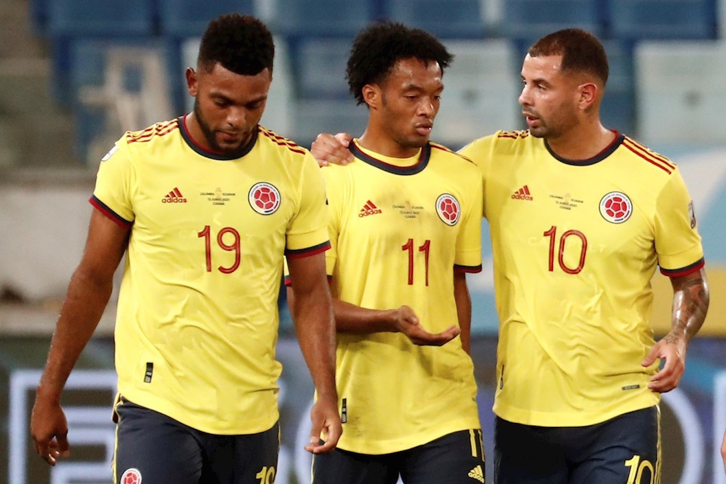 Miguel Ángel Borja y Juan Guillermo Cuadrado celebrando con Edwin Cardona.