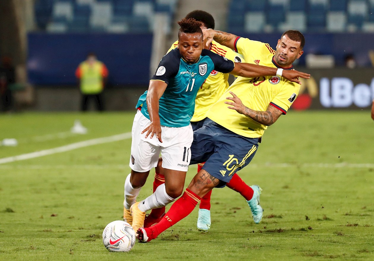 Michael Estrada intenta eludir la marca de Edwin Cardona.