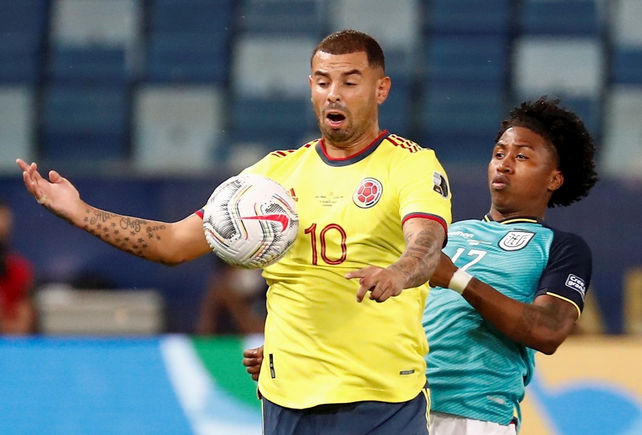 Edwin Cardona disputando el balón con Angelo Preciado.