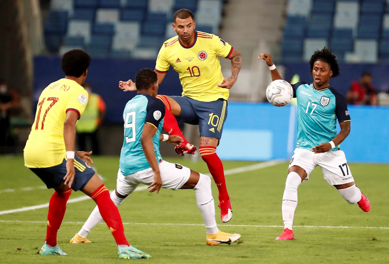 Edwin Cardona despejando frente a la marca de Gonzalo Plata.