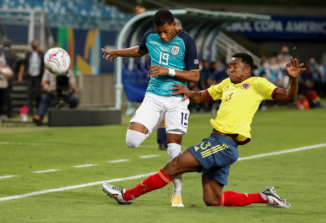 Óscar Murillo enfrentando la marca de Gonzalo Plata.