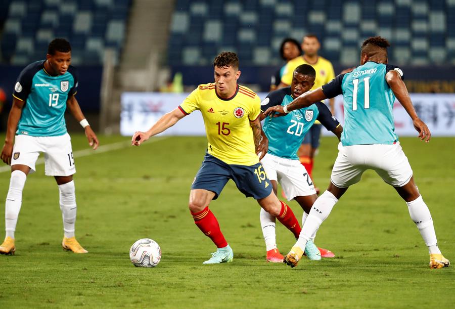 Mateus Uribe eludiendo la marca de Michael Estrada.