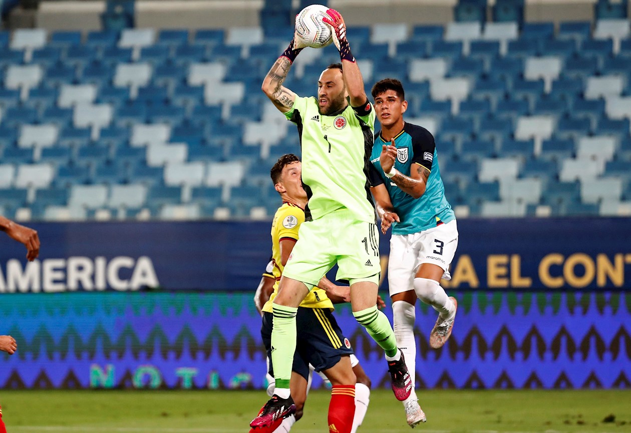 David Ospina controlando un ataque ecuatoriano ante el asedio de Piero Hincapié.