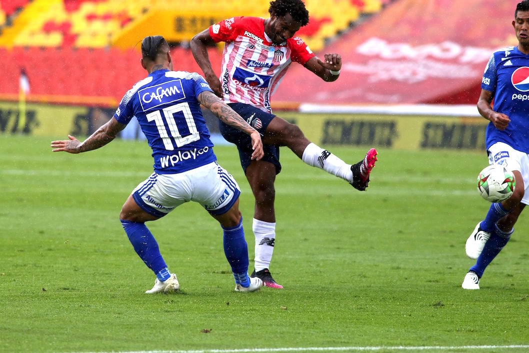 Didier Moreno en duelo con Cristian Arango.