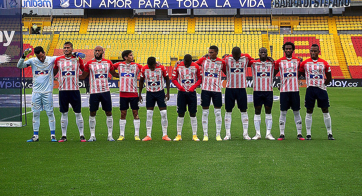 Jugadores de Junior en los actos protocolarios.