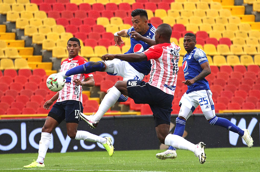 Fernando Uribe remata para el segundo gol.
