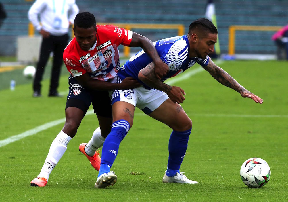 Fabián Viáfara marcando a Cristian Arango.