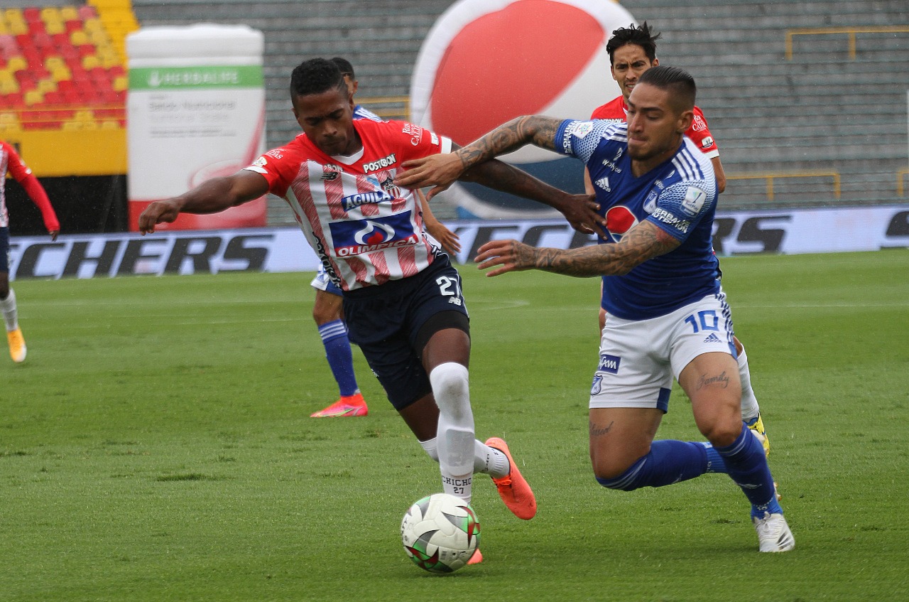 Fabián Viáfara disputando el balón con Cristian Arango.
