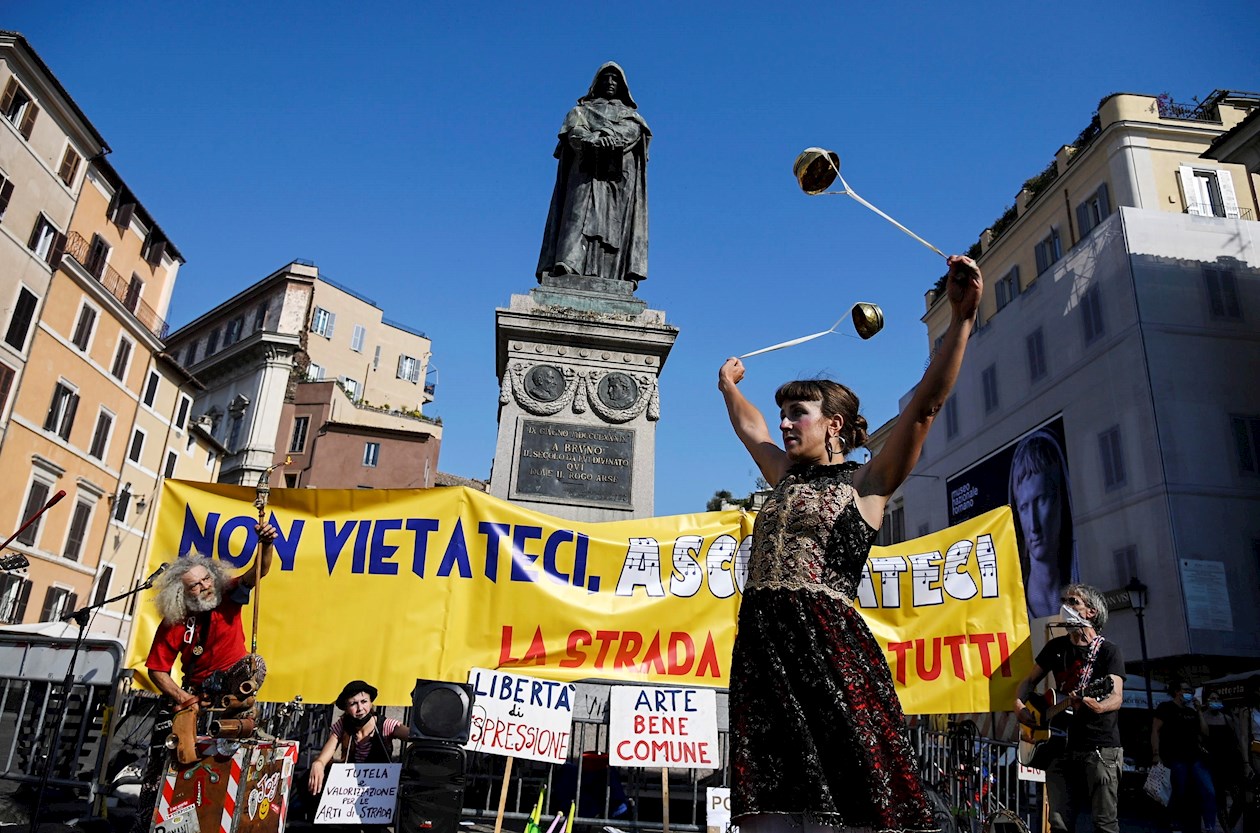 Los artistas callejeros protestan por la libertad de expresión en los espacios públicos y las artes de la calle, en la plaza Campo de Fiori en Roma, Italia.