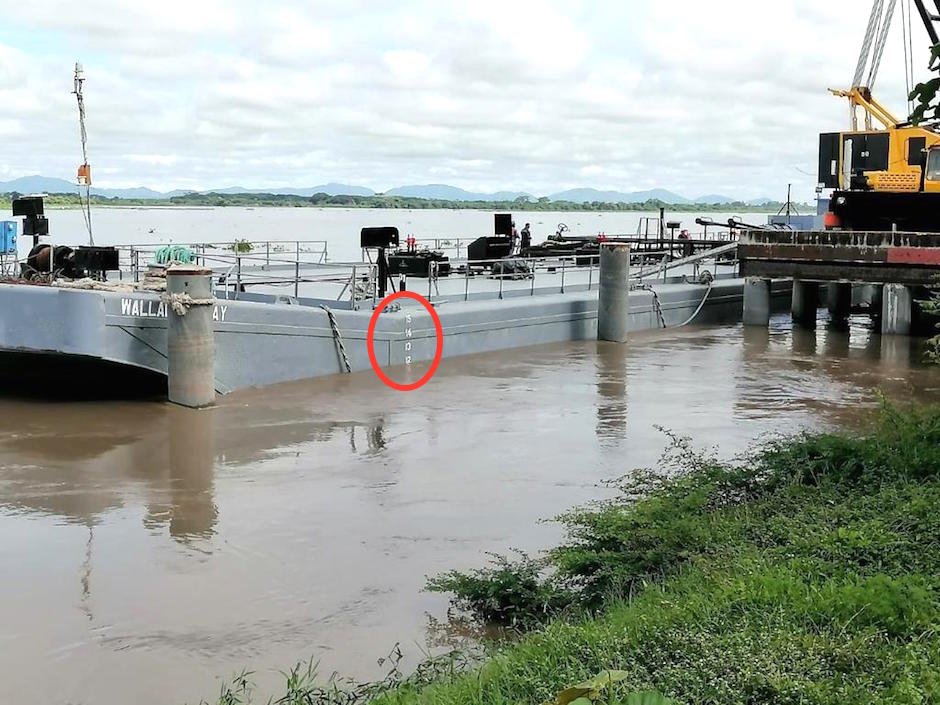 Registro de 12 pies de calado en una de las barcazas.