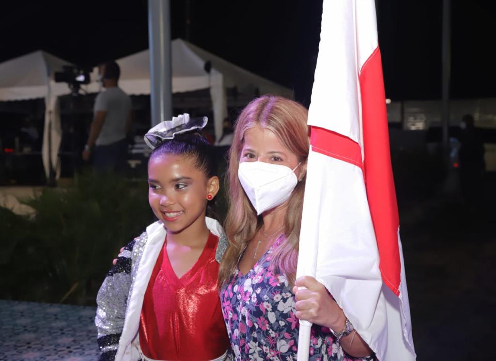 La gobernadora Elsa Noguera con una de las niñas participantes en la conmemoración de los 116 años de Atlántico.