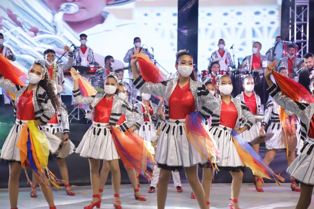 Música, baile, más una producción audiovisual fueron los elementos del show de la Banda de Baranoa en la que participaron más de 100 músicos y bailarines en escena, con la intervención especial de 90 músicos de la Orquesta de Vientos del Atlántico y el Coro de Galapa.