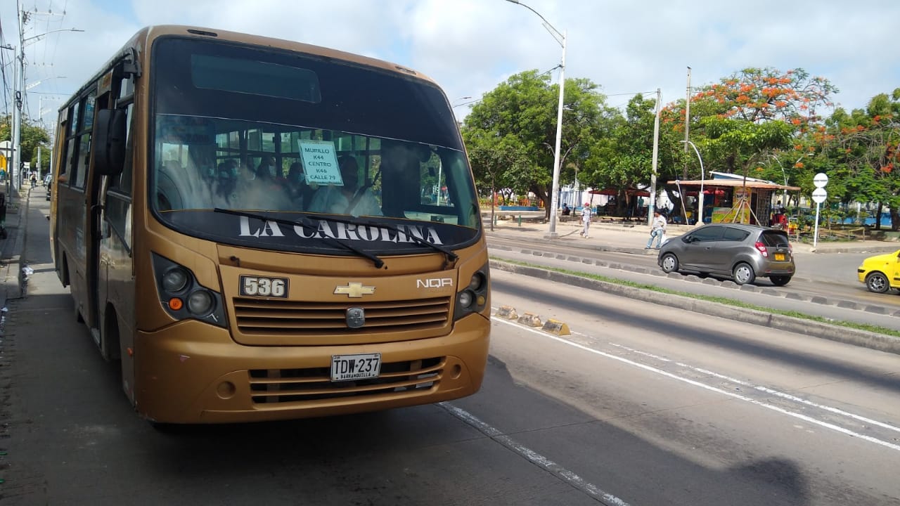 Una buseta de La Carolina sobre la Troncal Murillo. 