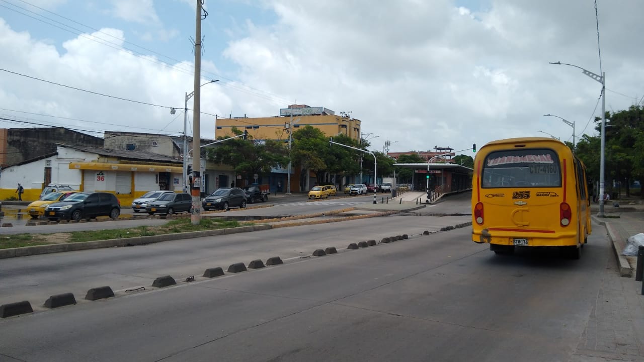Buses de servicio público circulando sobre la Troncal Murillo. 