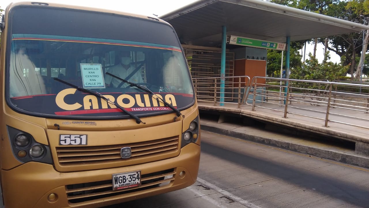 Una buseta de La Carolina frente a la estación La Catedral, sobre la Troncal Olaya Herrera. 