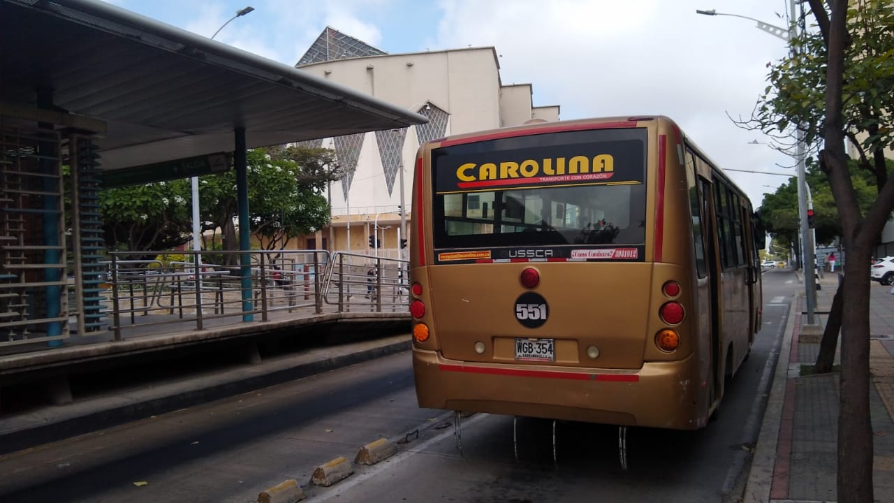 Buseta de La Carolina sobre la Troncal Olaya. 