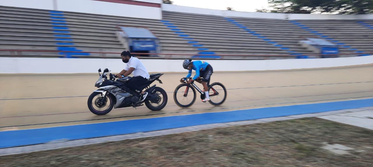 Marianis Salazar entrena a la estela de su técnico, Ricardo Moreno. 