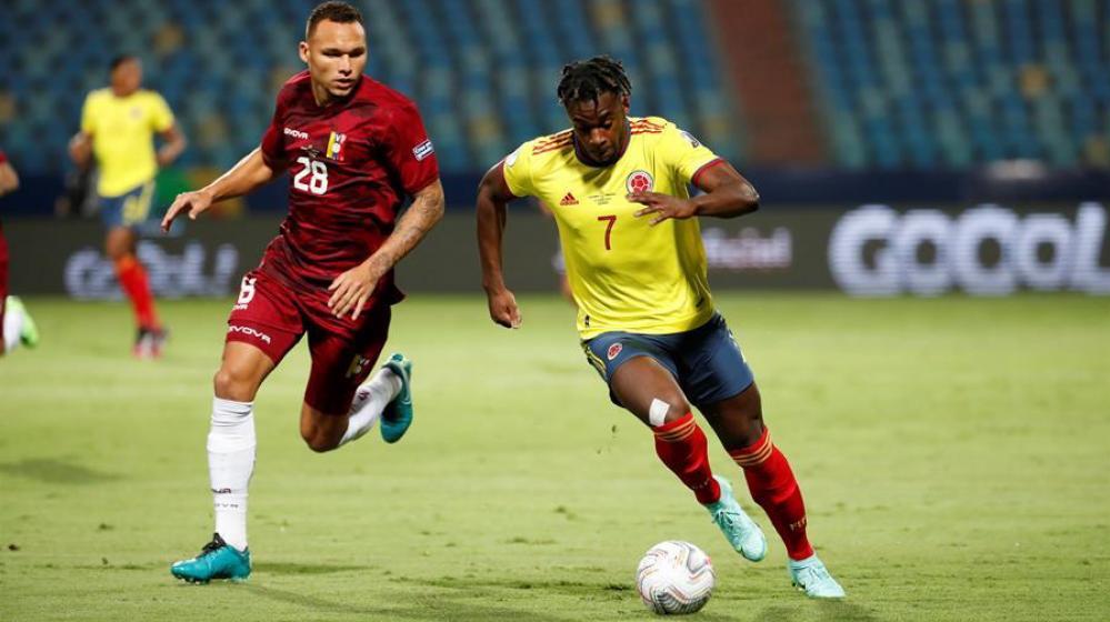 Duván Zapata eludiendo la marca de Adrián Martínez.