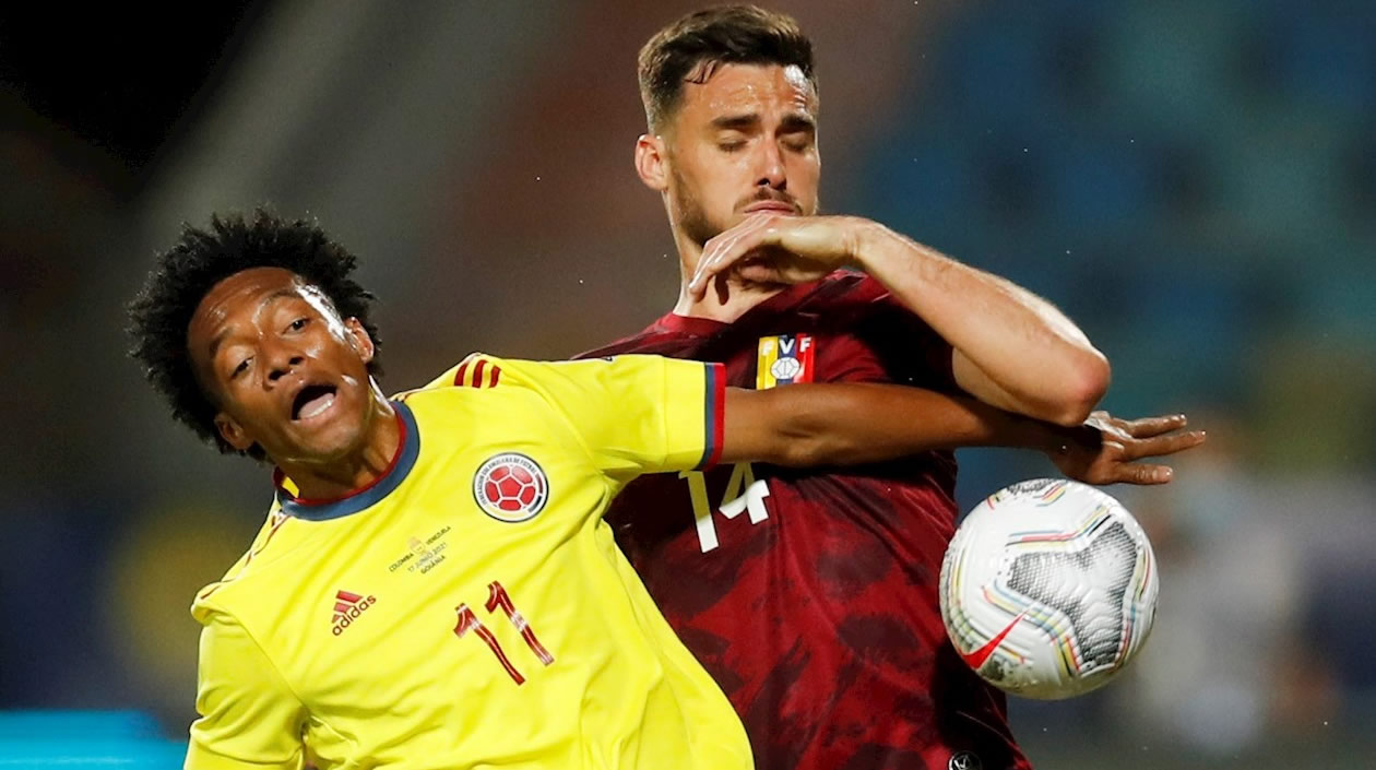 Juan Guillermo Cuadrado en otro duelo con Luis Mago.