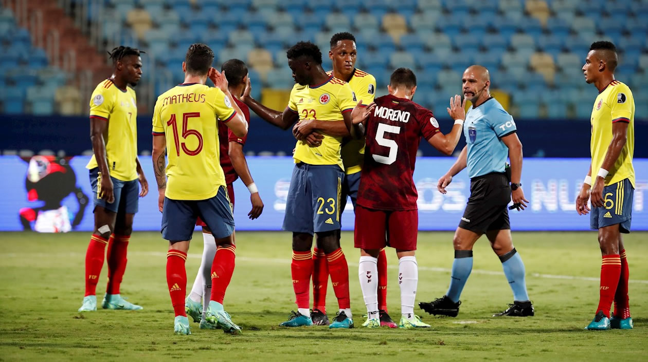 Forcejeo en el área venezolana ante un cobro de tiro libre colombiano.