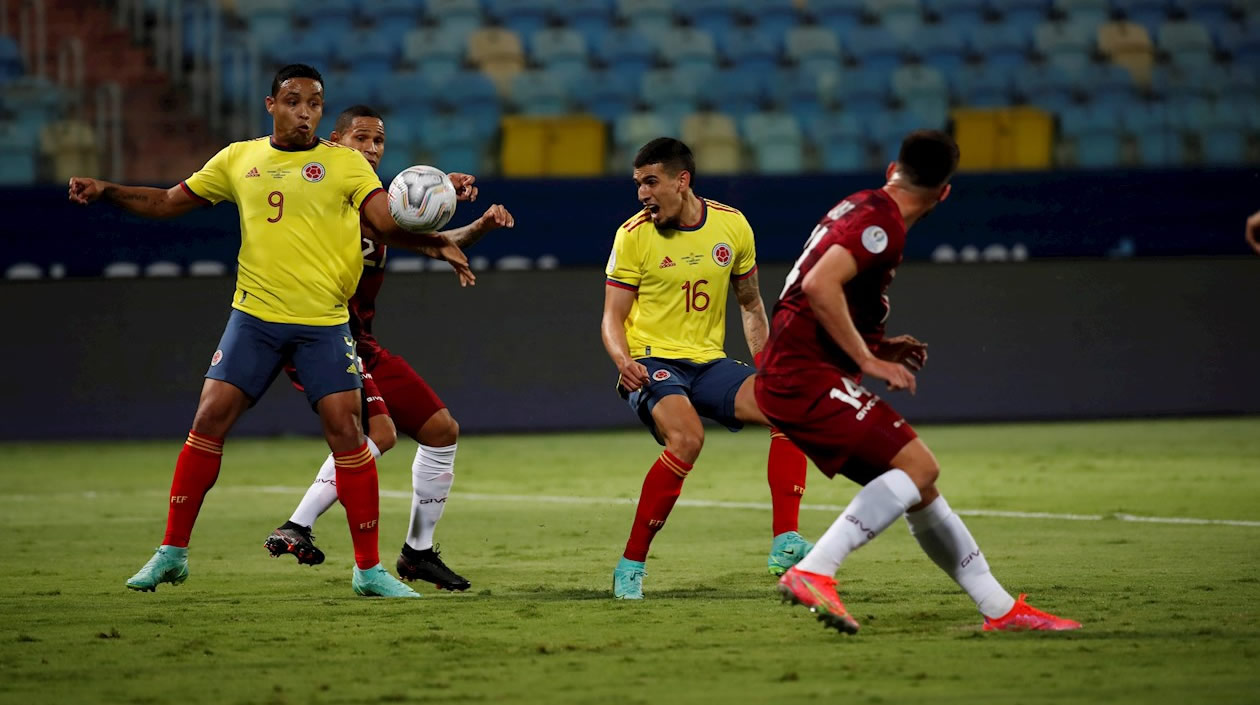 Luis Fernando Muriel y Daniel Muñoz en jugada ofensiva.