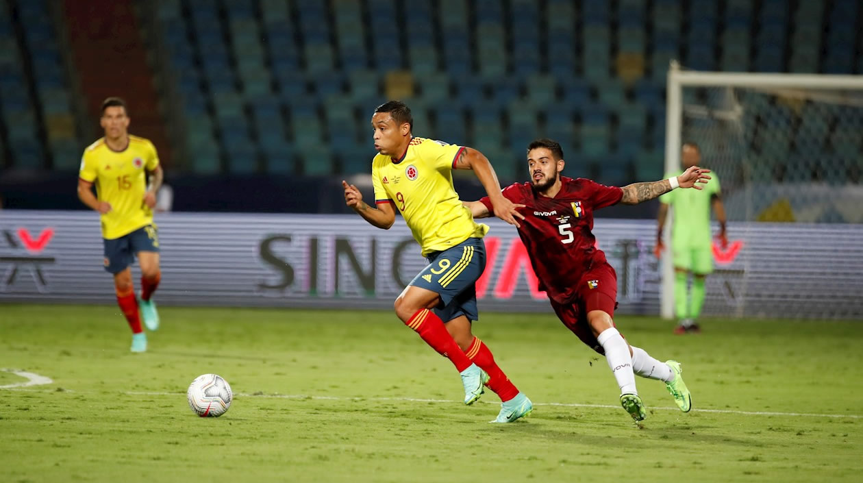 Luis Fernando Muriel eludiendo la marca de Junior Moreno.