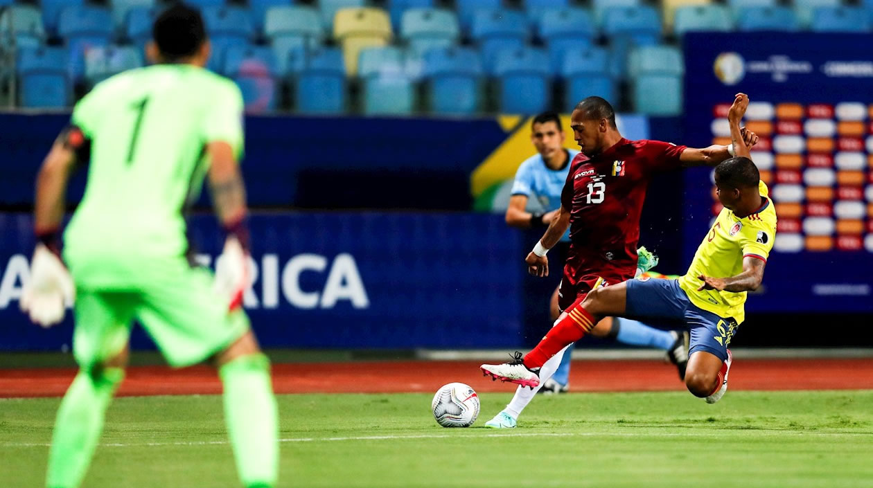 José Martínez rematando al arco de David Ospina.