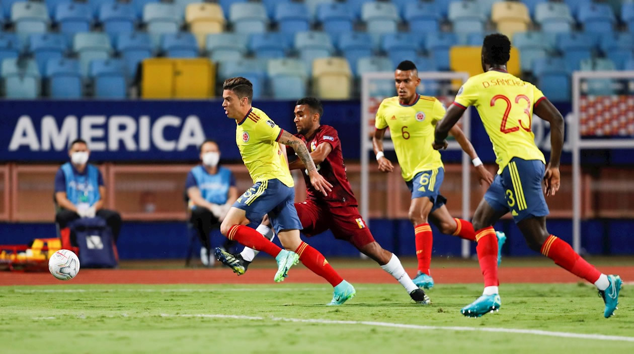 Mateus Uribe iniciando una ofensiva colombiana.