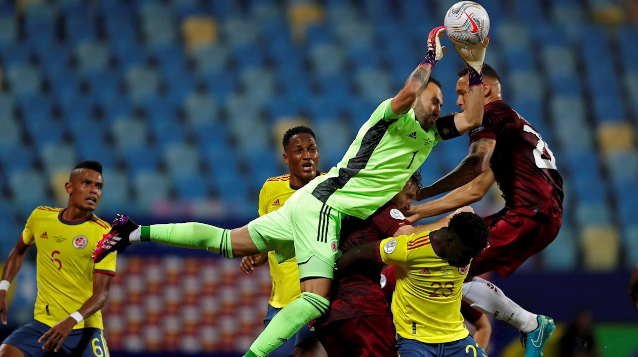 David Ospina controlando una ofensiva de Venezuela.