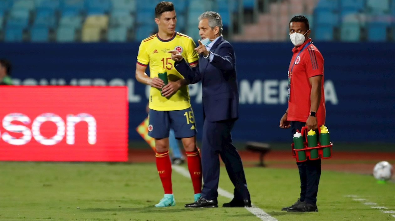 Mateus Uribe recibe indicaciones del DT Reinaldo Rueda