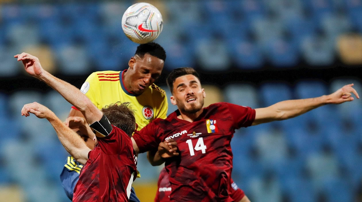 Yerri Mina en juego aéreo con Luis Mago.