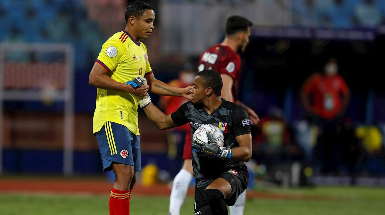 Luis Fernando Muriel y el arquero venezolano Wuilker Fariñez.