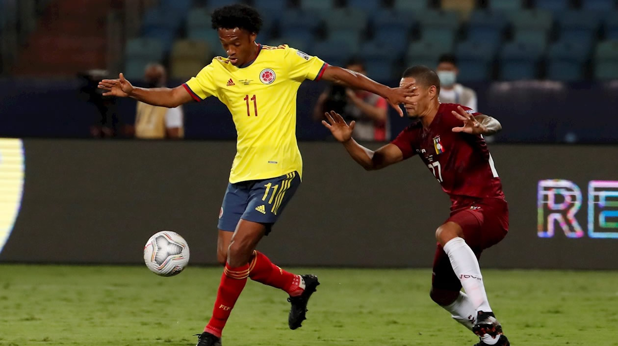 Juan Guillermo Cuadrado llevándose la marca de Yohan Cumana.