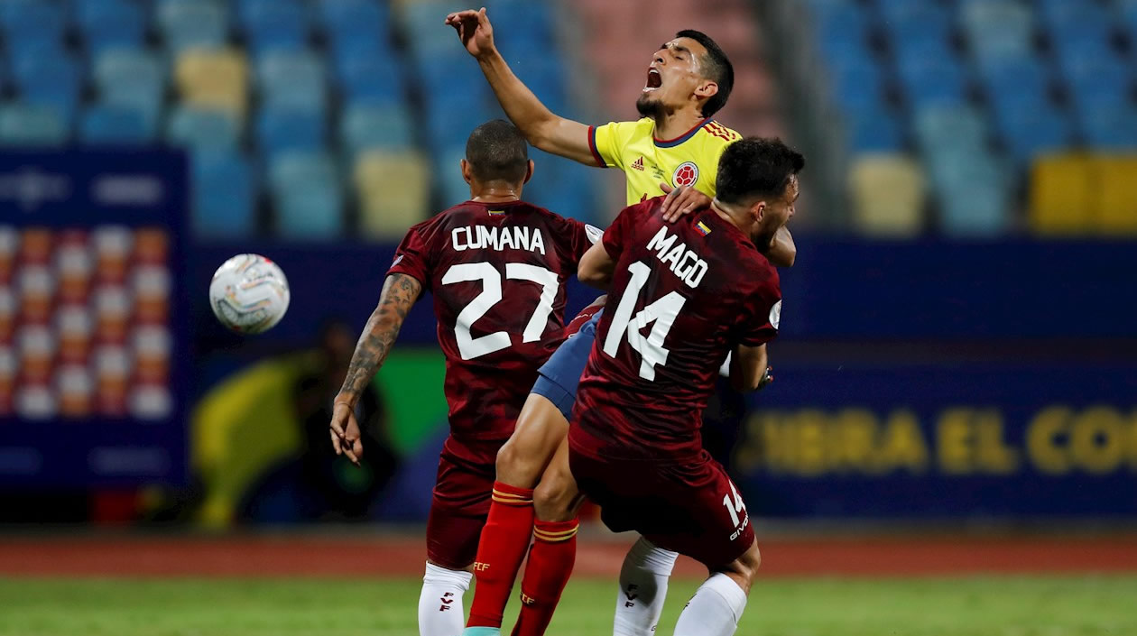 Daniel Muñoz entre Yohan Cumana y Luis Mago.