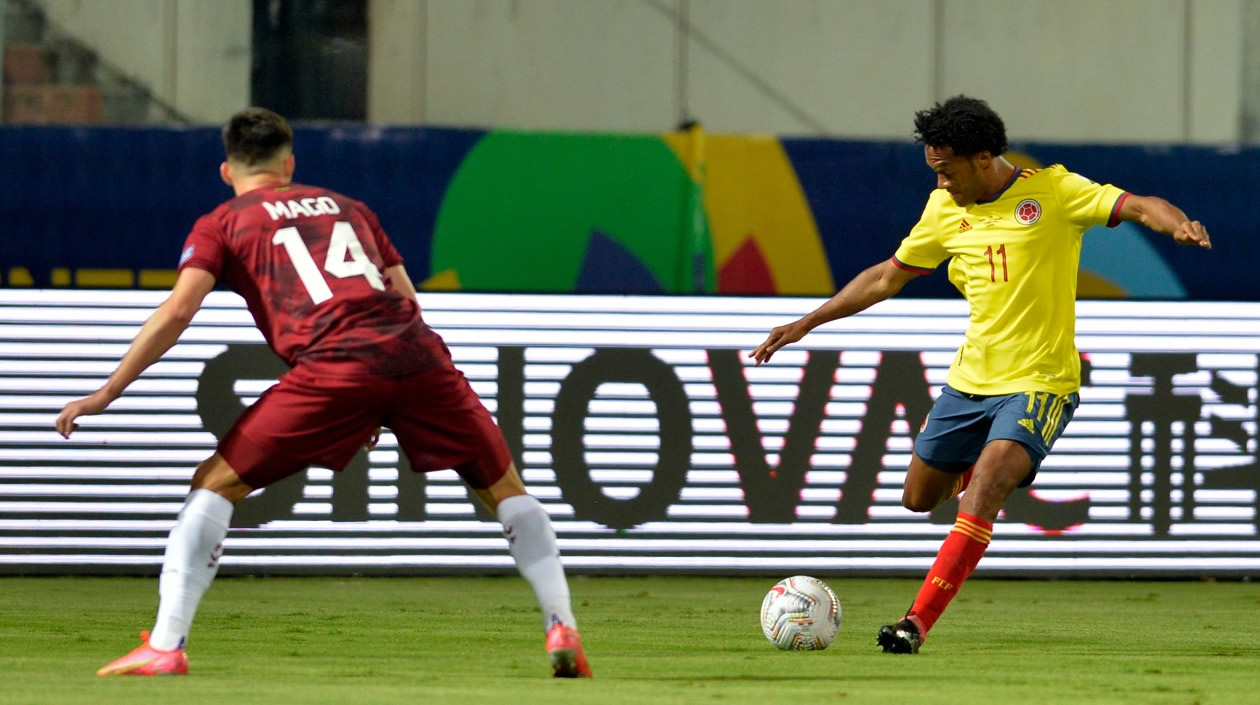 Juan Guillermo Cuadrado en un remate frente a la marca de Luis Mago.