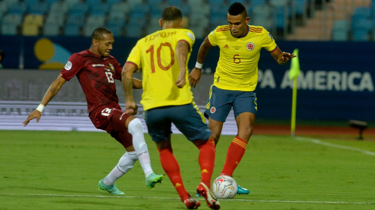 William Tesillo y Edwin Cardona frente a José Martínez.