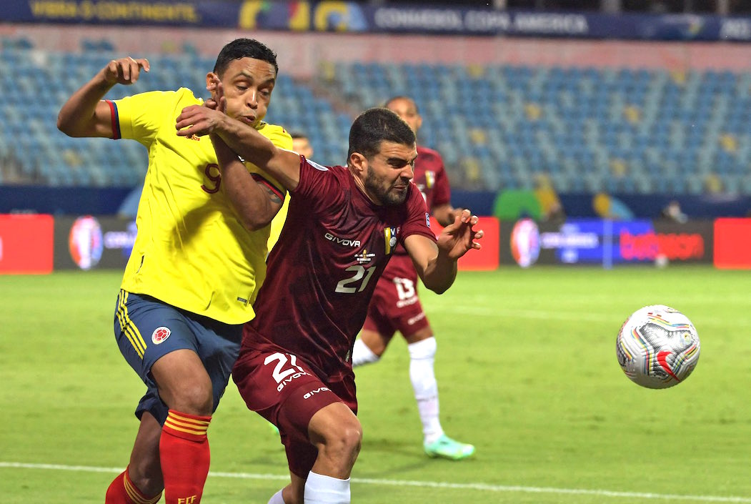 Luis Fernando Muriel tratando de sacar la marca de Alexander González.