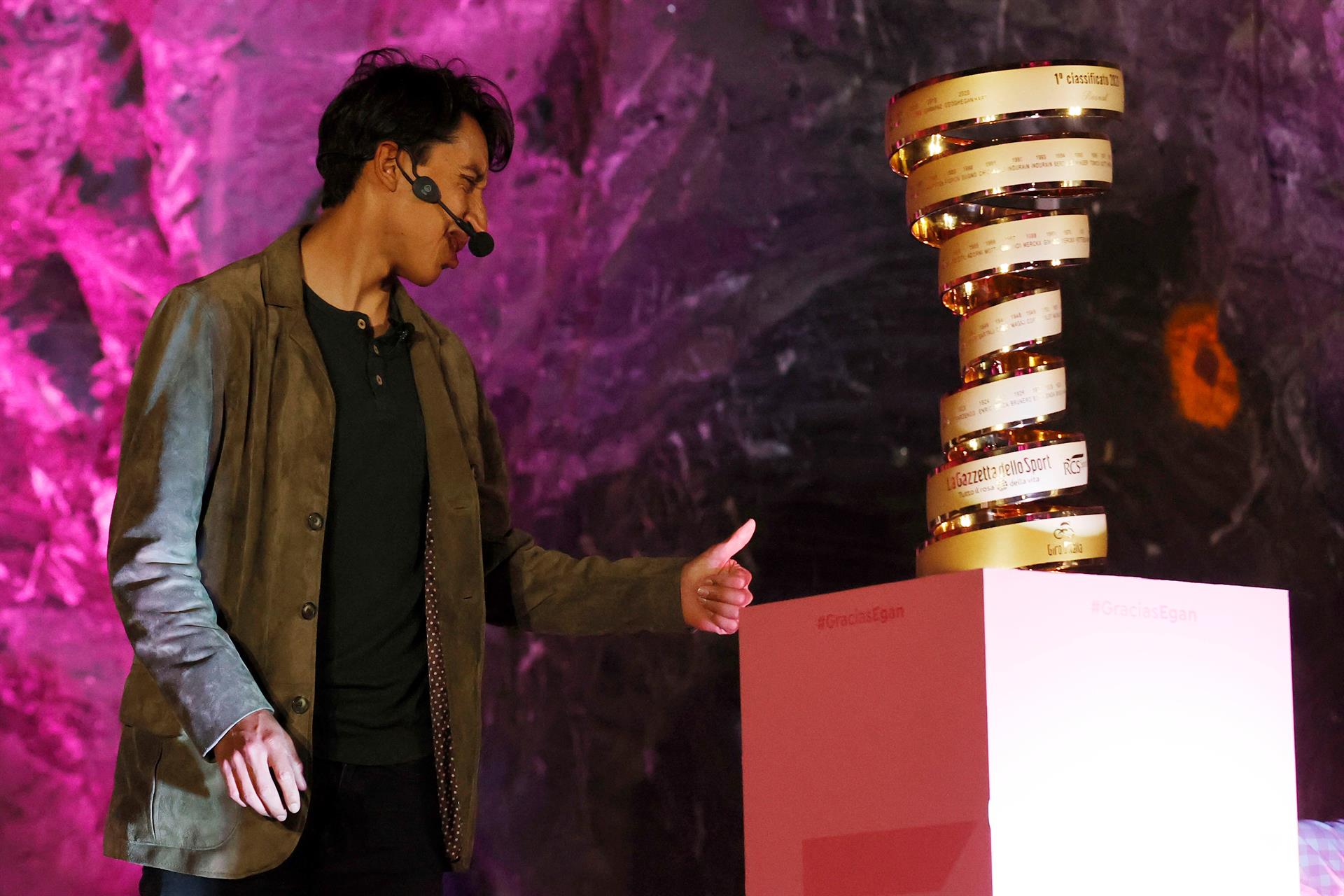 Egan Bernal enseña el trofeo de campeón del Giro. 