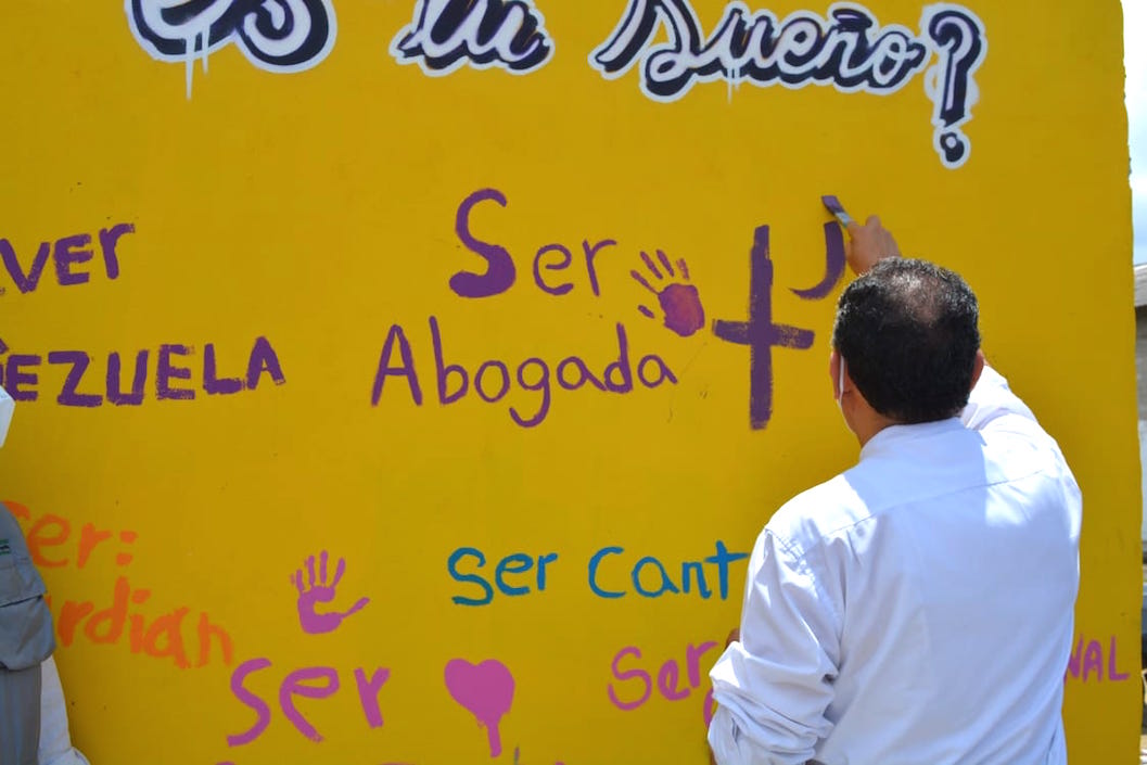 El Arzobispo Pablo Salas escribiendo su mensaje.