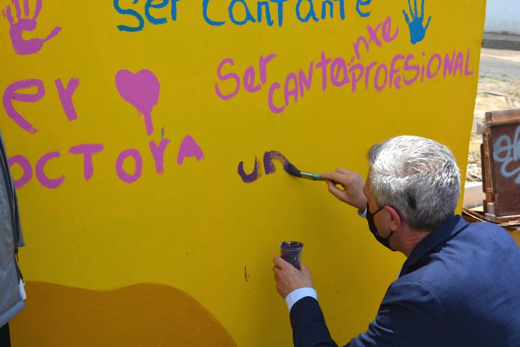 El Alto Comisionado escribiendo su mensaje.