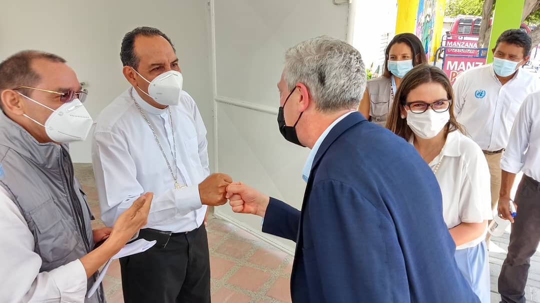 Saludo protocolario del Alto Comisionado al Arzobispo.
