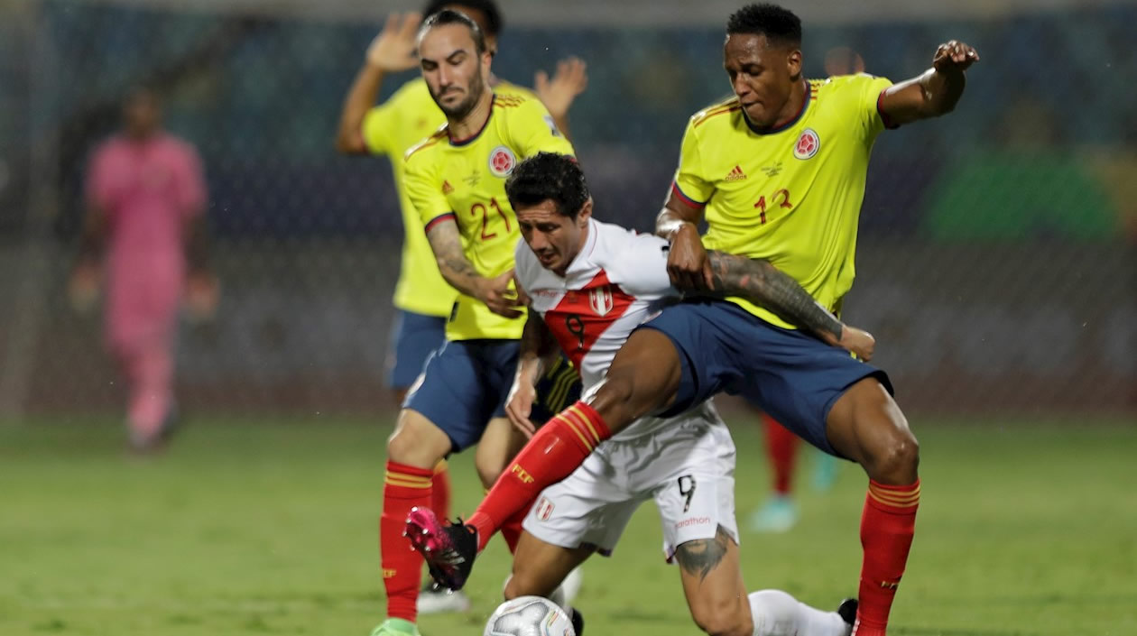 Yerri Mina controlando una ofensiva de Gianluca Lapadula.