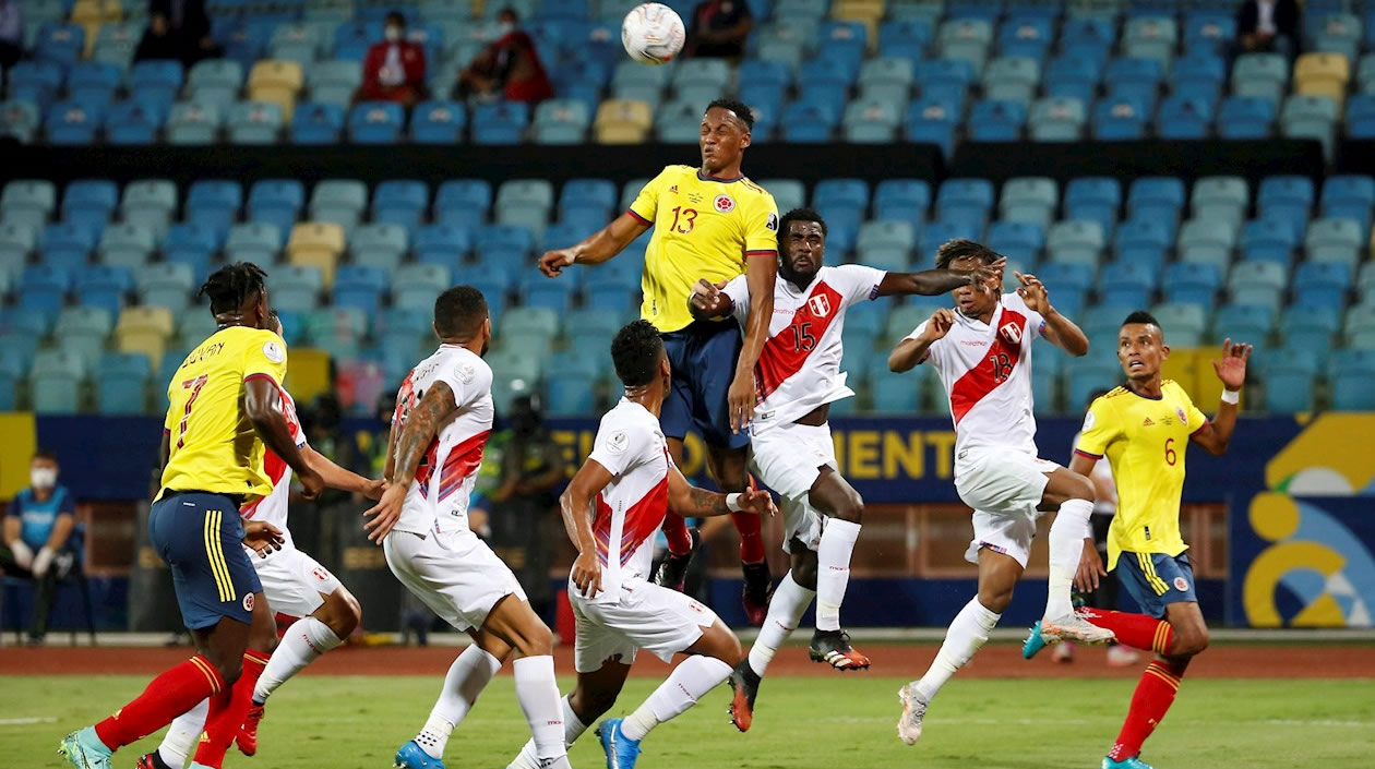 Yerri Mina despejando un juego aéreo de los peruanos.