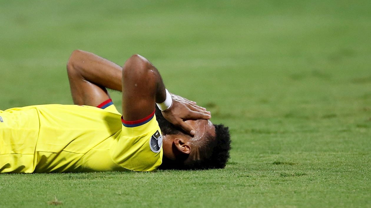 Miguel Ángel Borja tras ser golpeado durante el partido.