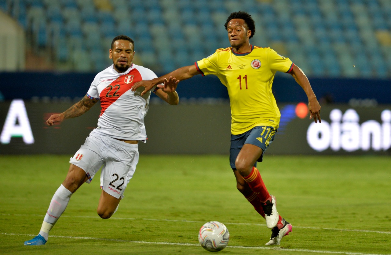 Juan Guillermo Cuadrado eludiendo la marca de Alexander Callens.
