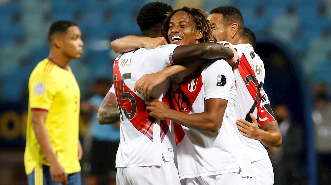 Jugadores de Perú celebrando el triunfo.
