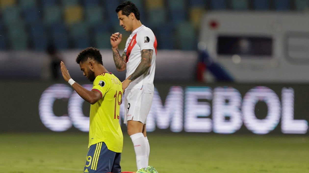 Miguel Ángel Borja reza junto a Gianluca Lapadula de Perú en el preámbulo del partido.