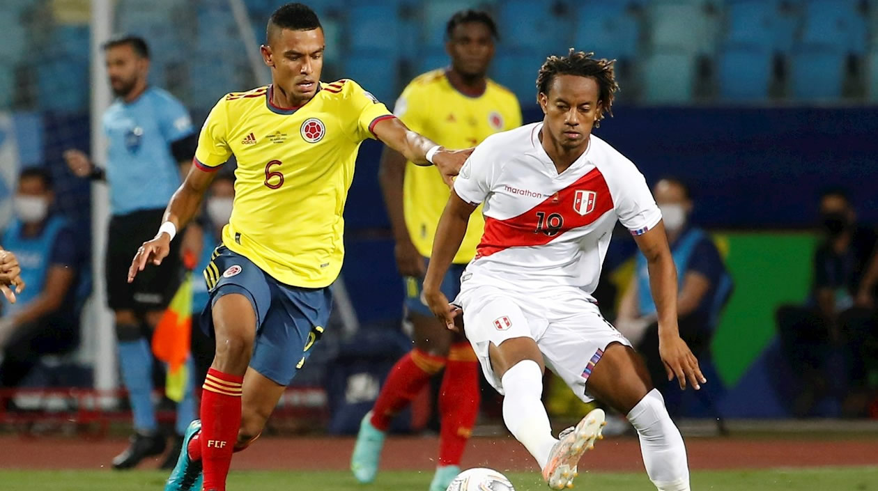 William Tesillo controlando la llegada de con André Carrillo.